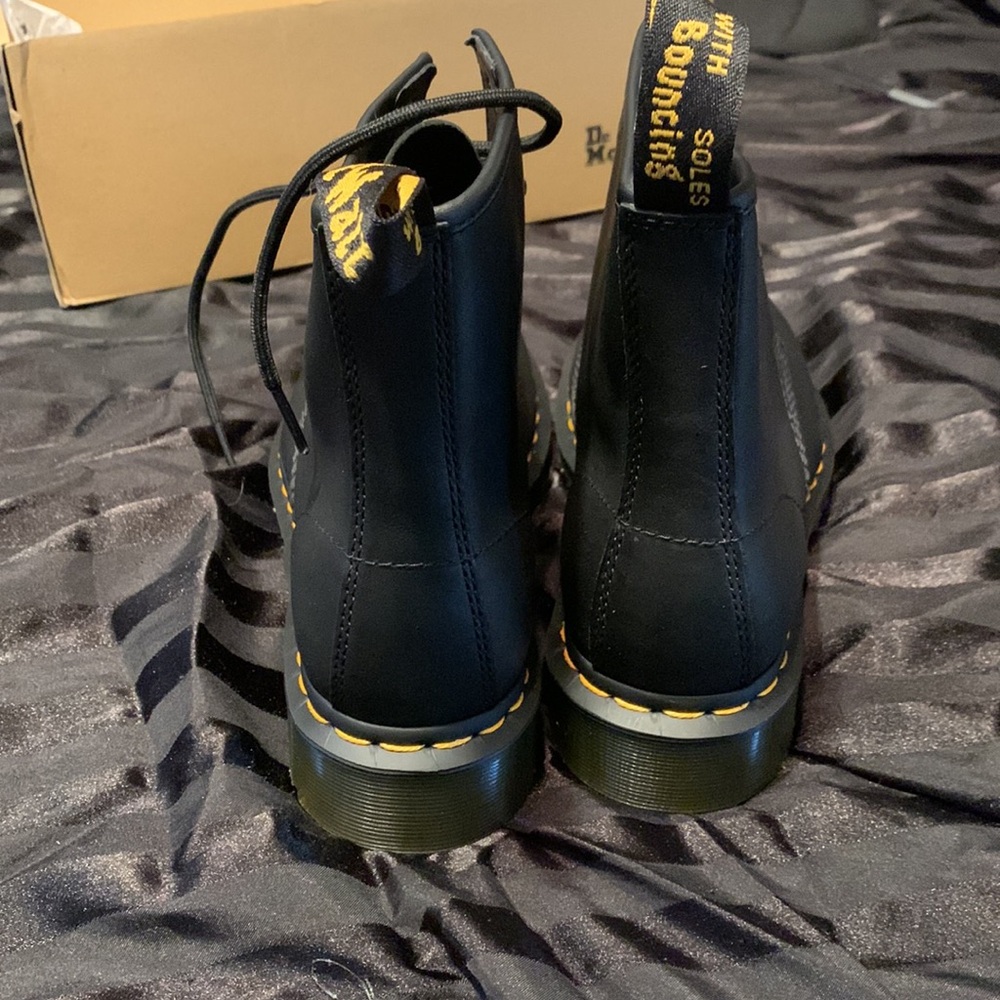 DR. MARTENS 1460 GREASY LEATHER LACE UP BOOTS - LADIES 8 - Picture 6 of 11